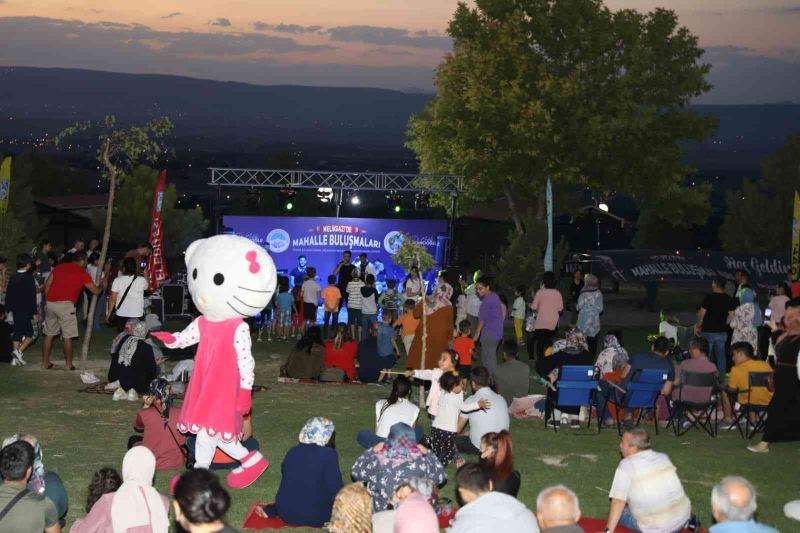 Melikgazi Mahalle buluşmalarında genç yaşlı bir arada eğlendi
