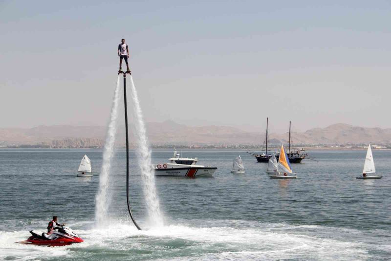 Van Gölü’nde renkli görüntüler: Flyboard gösterisi nefes kesti
