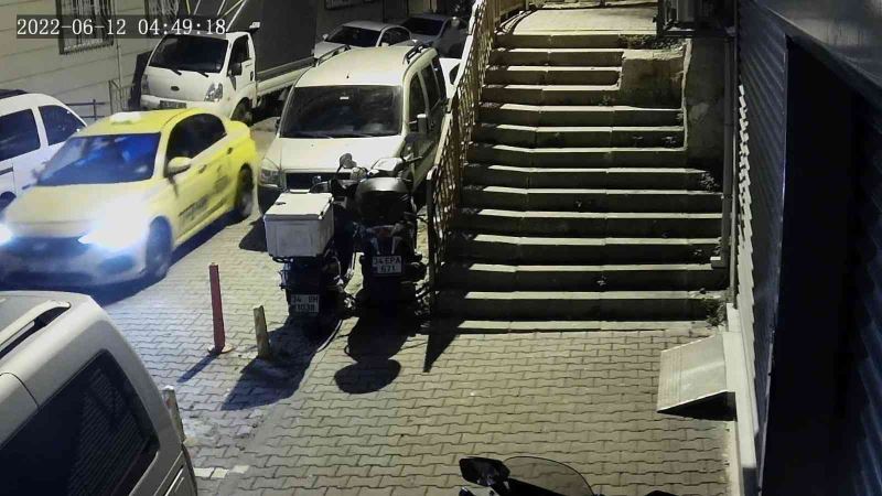 İstanbul’da ilginç hırsızlık kamerada: Taksi ile gelip aracın jant kapağı çaldı
