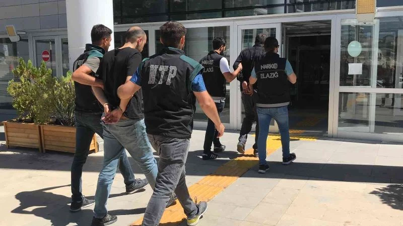 Elazığ’da dedektör köpeği ‘Alex’ uyuşturucu tacirlerine geçit vermedi: 2 gözaltı
