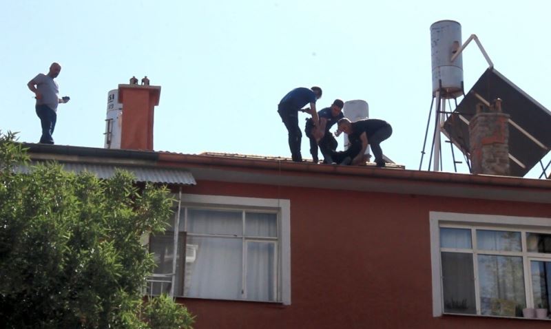 Eşi evi terk etti diye çatıya çıkan kişi, fenalaşınca indirildi
