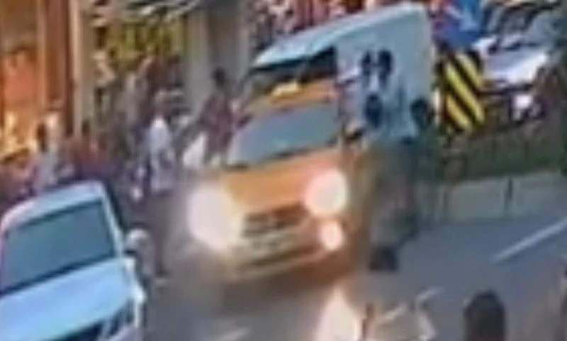 Fatih’te kendilerini almayan taksiciye saldırdılar, o anlar kamerada
