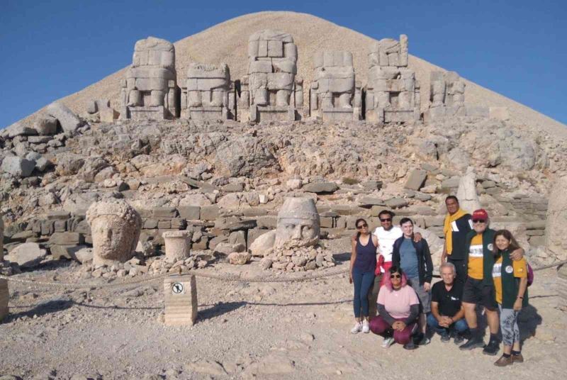 Hintli turistler Nemrut Dağı’nda
