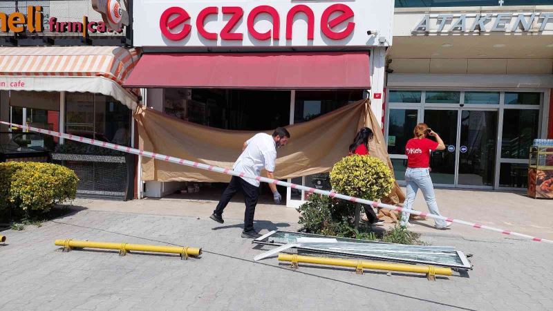 Pedalları karıştıran sürücü eczaneye daldı
