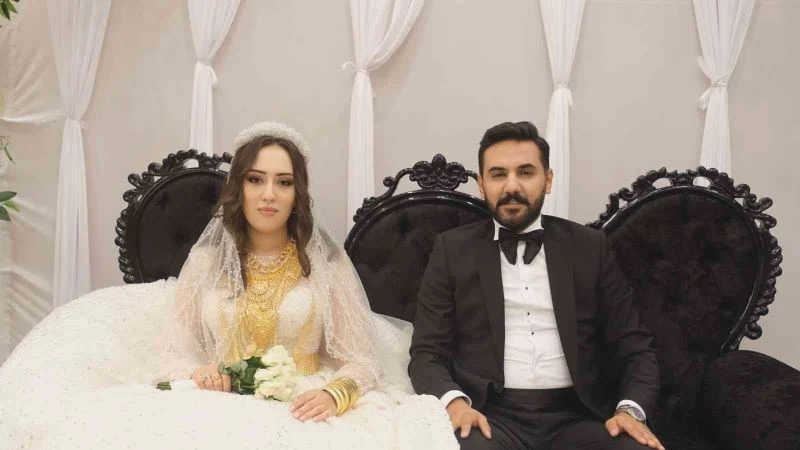 Aşiret düğününde gelin ve damada takılan takılar dudak uçuklattı
