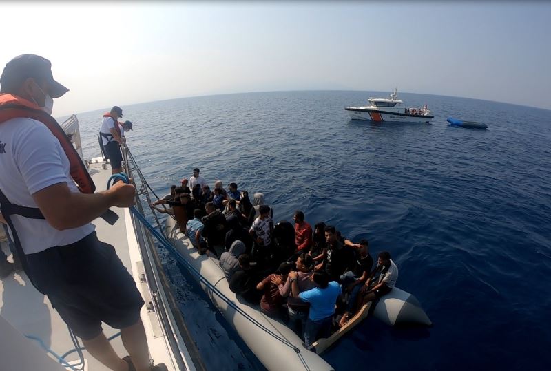 İzmir açıklarında 386 düzensiz göçmen kurtarıldı
