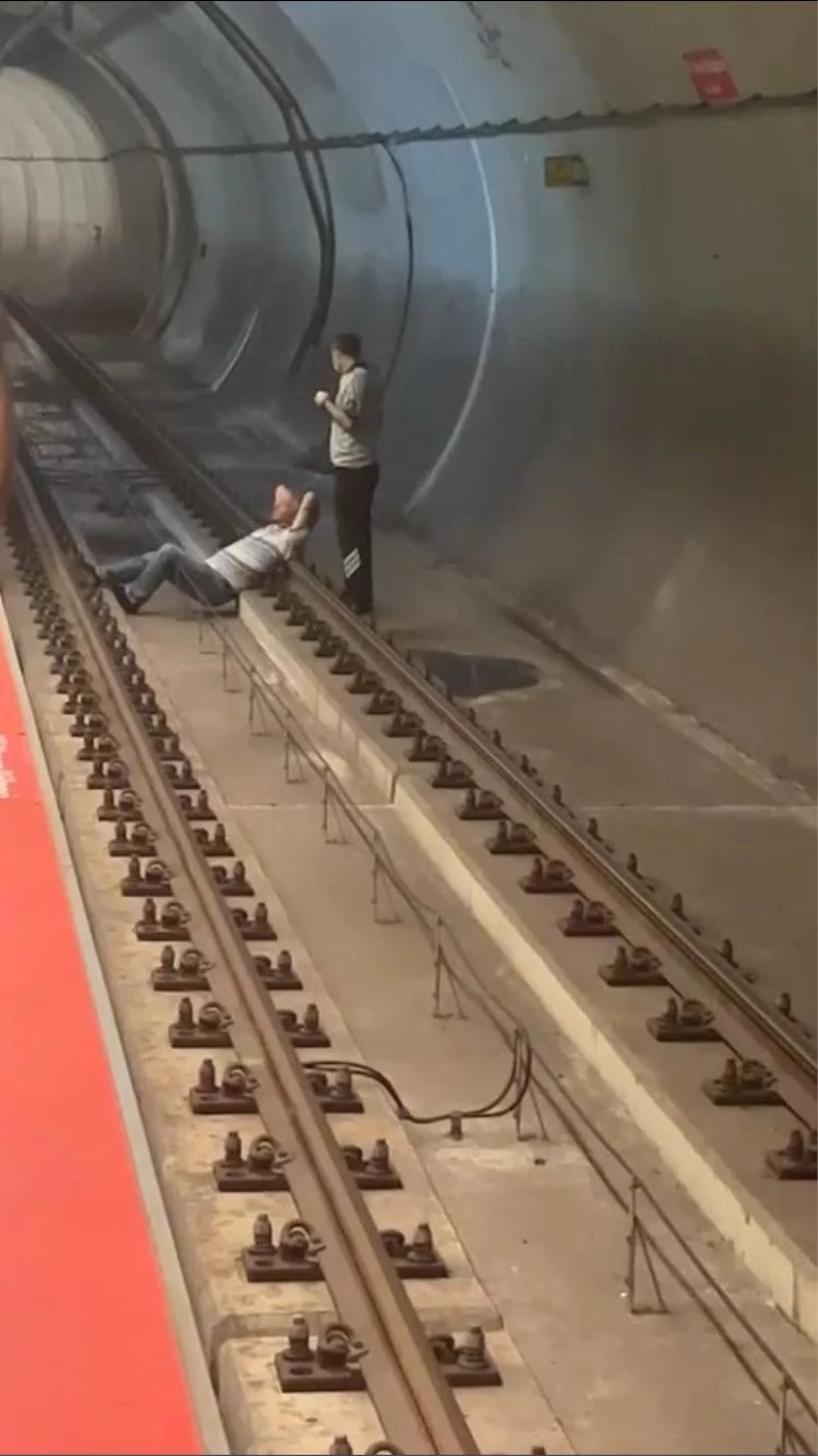 Keyif yapar gibi metro raylarına uzandı
