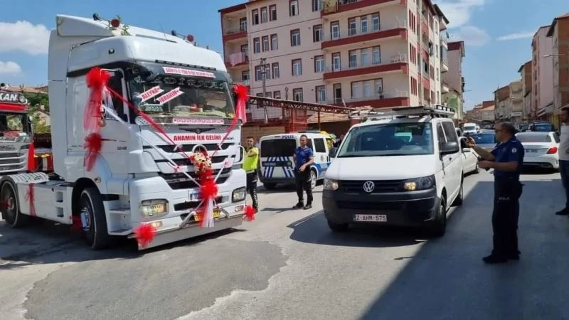 Düğün konvoyuna katılan Tır sürücülerine trafik cezası
