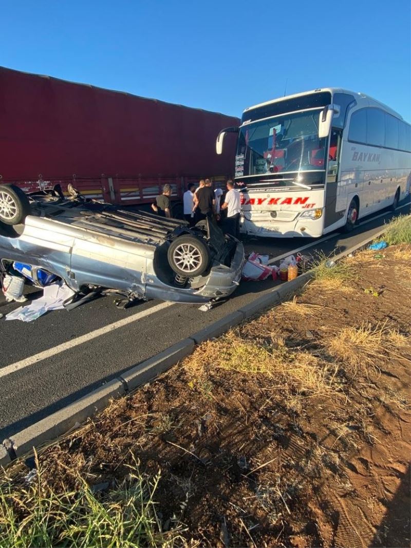 Otobüsün önüne kırdı, takla atarak sürüklendi: 4 yaralı
