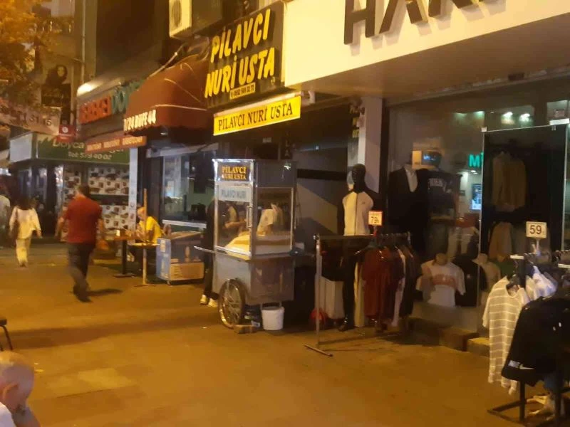 Küçükçekmece’de elektrikler gitti, esnaf gün boyu mum ışığında iş yapmaya çalıştı
