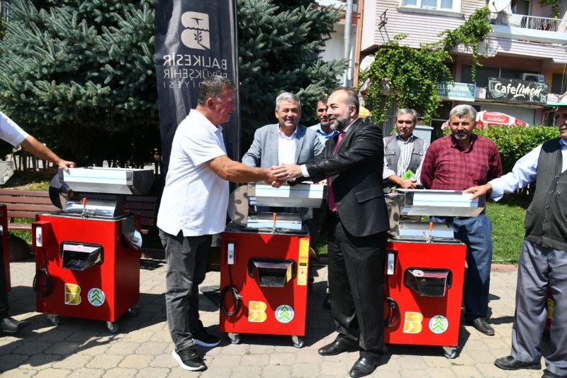 Büyükşehir Dursunbey ’de 50 Salça makinası dağıttı
