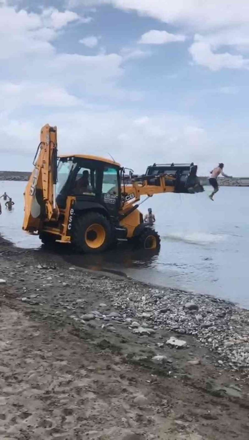 İş makinesini sahile getirip kepçesinden denize atladılar
