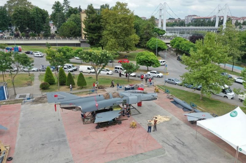 Savaş uçağı parka monte ediliyor
