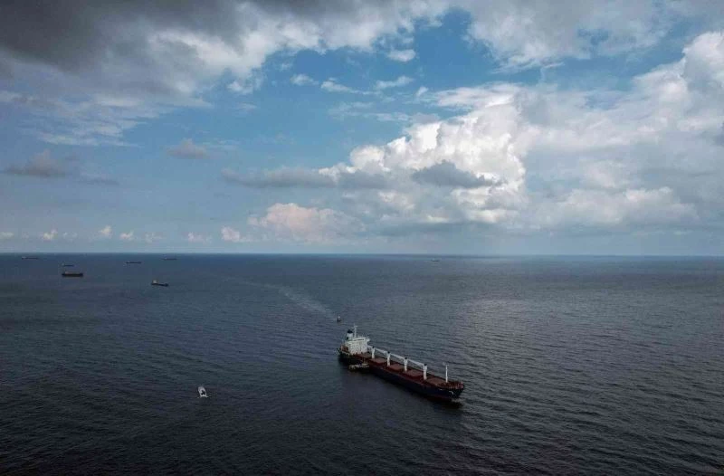 İlk tahıl gemisi ”Razoni” İstanbul Boğazı’ndan geçiyor
