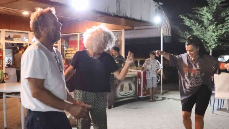Karavanla Karadeniz turuna çıkan Hollandalı turistlere Ankara havası oynattılar
