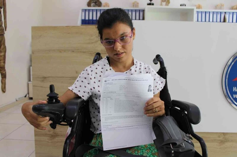 Serebral Palsi hastası İzel, okuma azmiyle örnek oluyor
