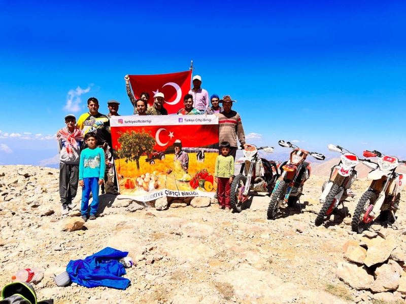 30 Ağustos’u 3 bin 24 rakımlı tepedeki Türk bayrağını yenileyerek kutladılar
