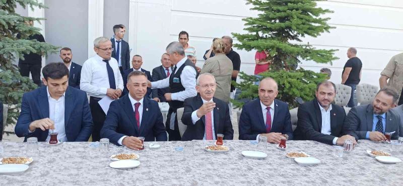 CHP Genel Başkanı Kılıçdaroğlu Çorum’da çay molası verdi