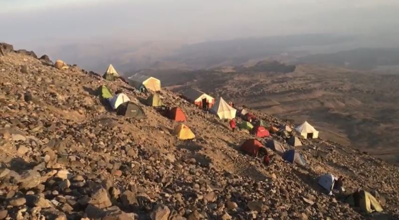 Ağrı Dağı’ndan düşen kayalar dağcıları korkuttu
