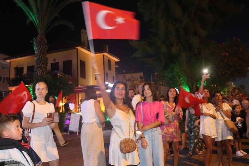 Alanya’da 30 Ağustos coşkusuna turistler de ortak oldu
