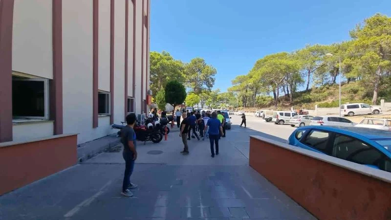 Kazada darp edildiler, tedavi için gittikleri hastanede bıçaklandılar
