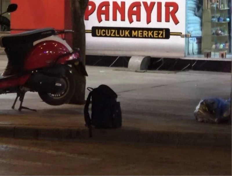 Isparta’da caddede unutulan şüpheli çantadan bebek bezi çıktı
