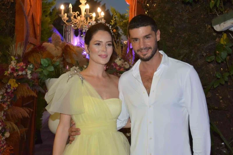 Berk Oktay ile evlenmeye hazırlanan Yıldız Çağrı Atiksoy’a kına gecesi
