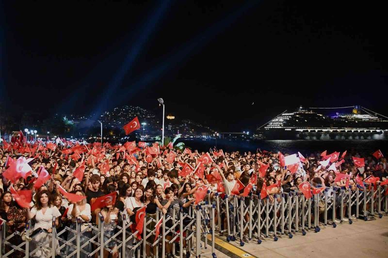 Büyük Taaruz’un 100’üncü yılında Kuşadalılar meydanları Doldurdu
