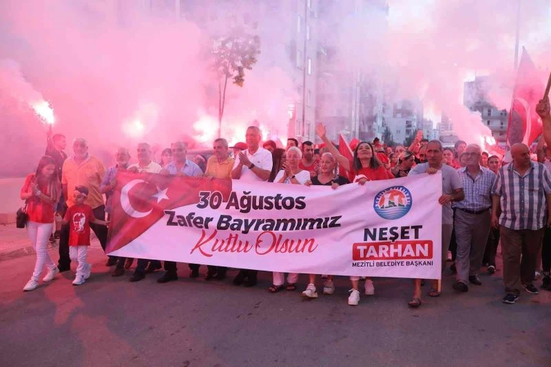 Mezitli’de gecenin karanlığı zafer meşalesi ile aydınlandı
