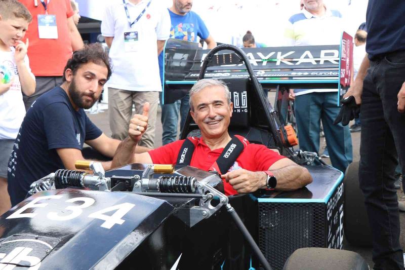 Savunma Sanayi Başkanı İsmail Demir, F1 aracından gözdağı verdi
