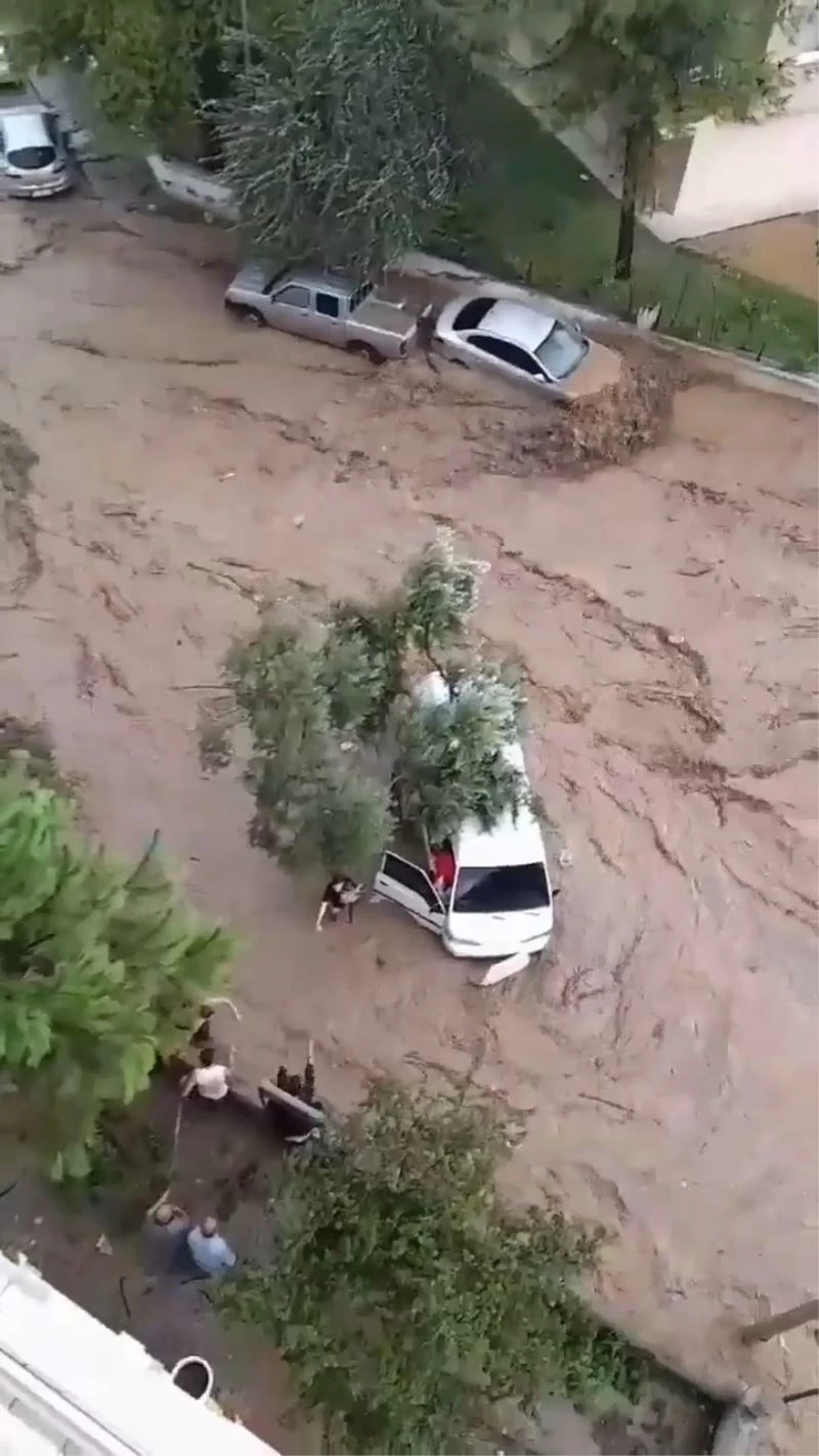 Mudanya’da bir aile sel sularından son anda kurtarıldı...
