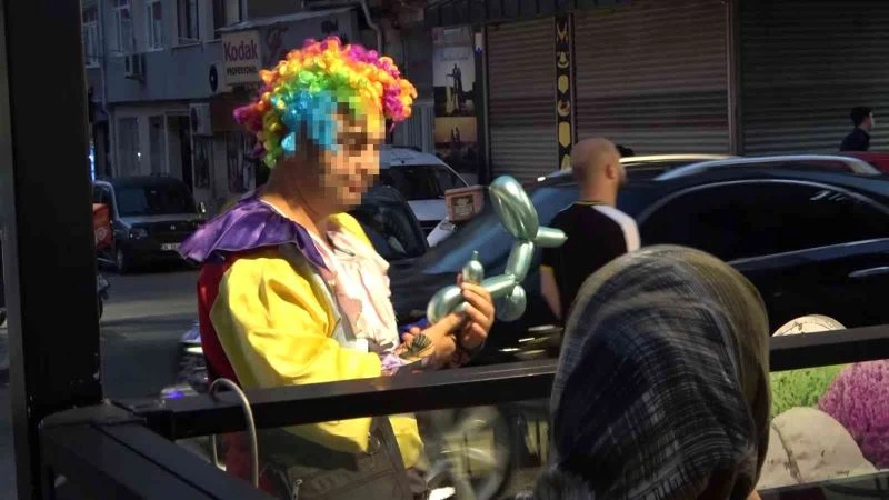 Palyaço kılığında önce balon dağıttı sonra para topladı

