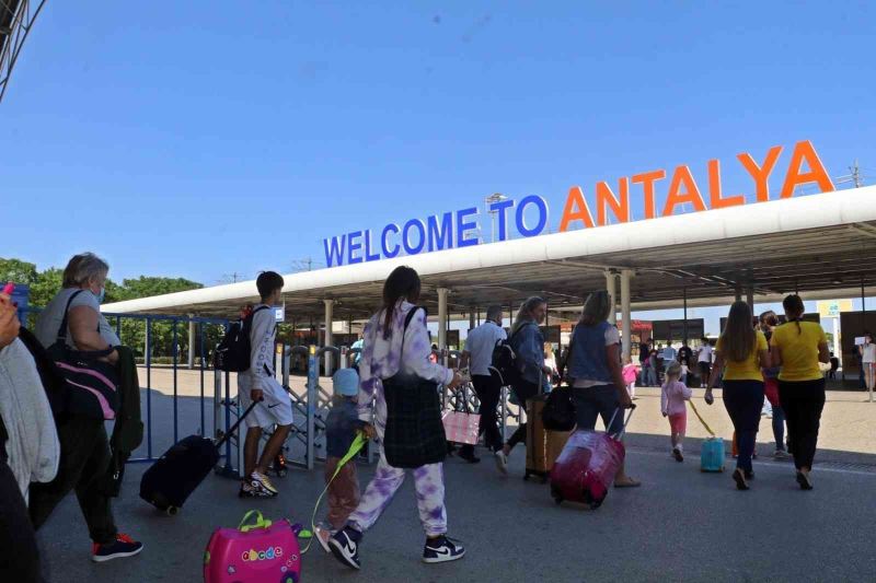 Antalya 3 ayda turist sayısını 4’e katladı
