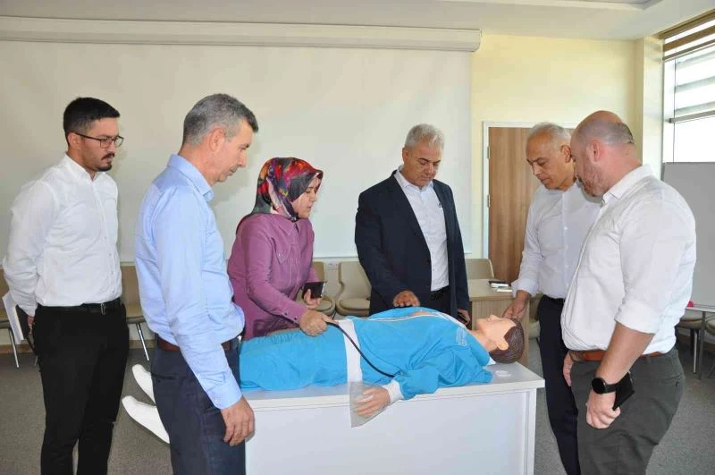 İl Sağlık Müdürlüğüne alınan simülasyon maketlerini incelendi
