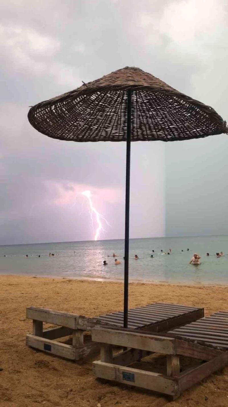 Mudanya’da çakan şimşekler Armutlu sahilinden böyle görüldü
