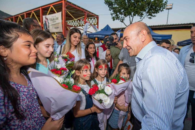 Başkan Soyer, Bayındır’daki çiftçi şenliğinde vatandaşlarla buluştu
