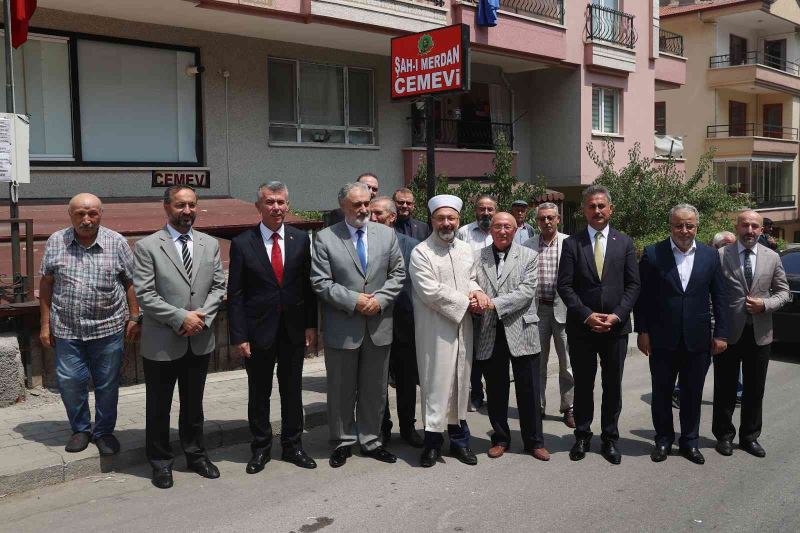 Diyanet İşleri Başkanı Erbaş saldırıya uğrayan cemevini ziyaret etti
