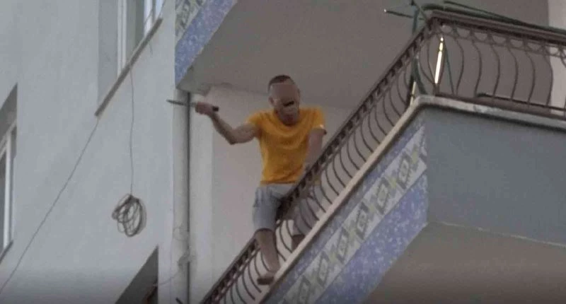 Çocuklarını odaya kilitledi, balkondan bıçakla dehşet saçtı
