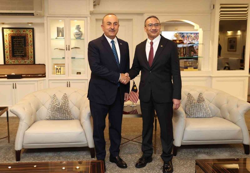 Bakan Çavuşoğlu, Malezya Kıdemli Savunma Bakanı Hussein ile görüştü

