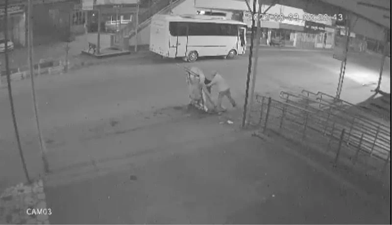 Hayrete düşüren hırsızlık: Plastik çöp konteynerini çaldı
