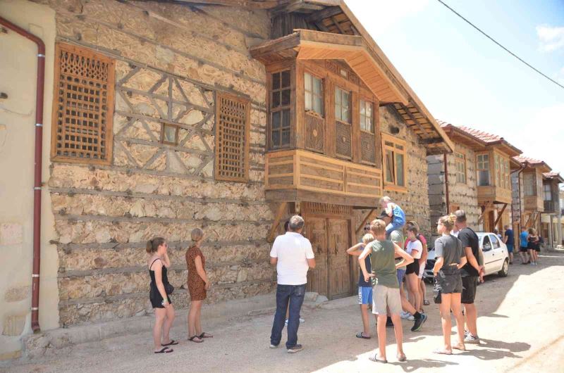 Antalya’nın düğmeli evlerine Avrupalı turist ilgisi
