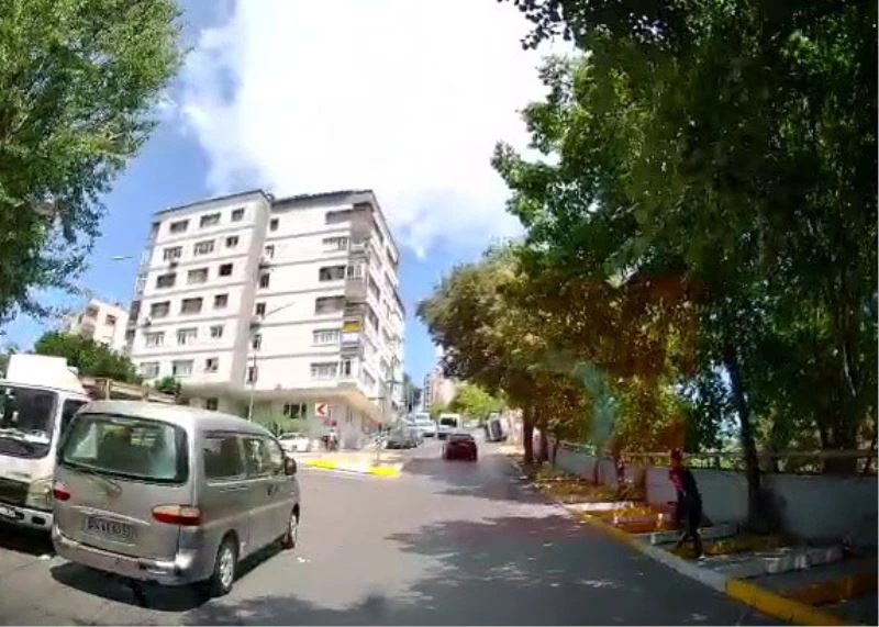 Şişli’de yol vermek isteyen kamyonetin devrilme anı kamerada
