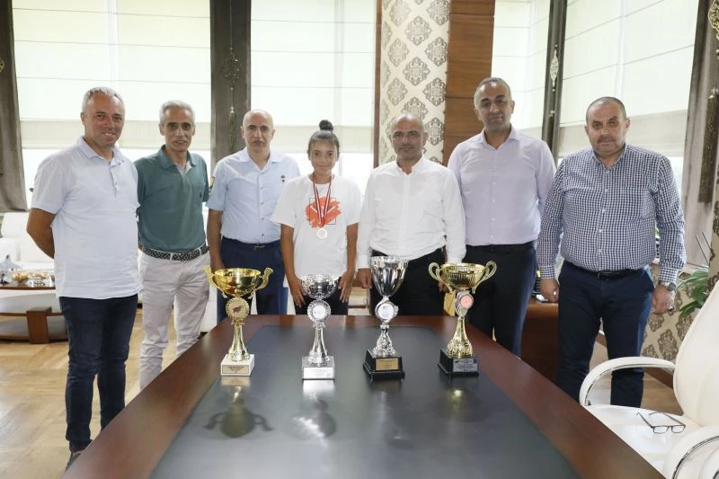 Başkan Söğüt’ten genç tenisçiye: 