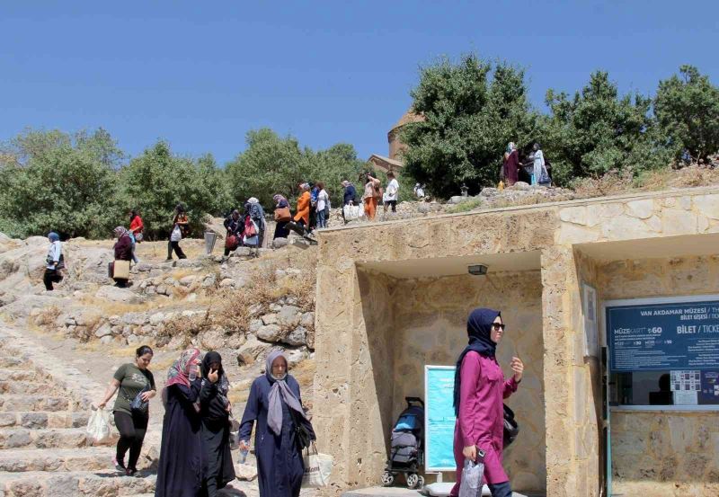 Vanlı kadınlar Akdamar Adası’nı gezdi
