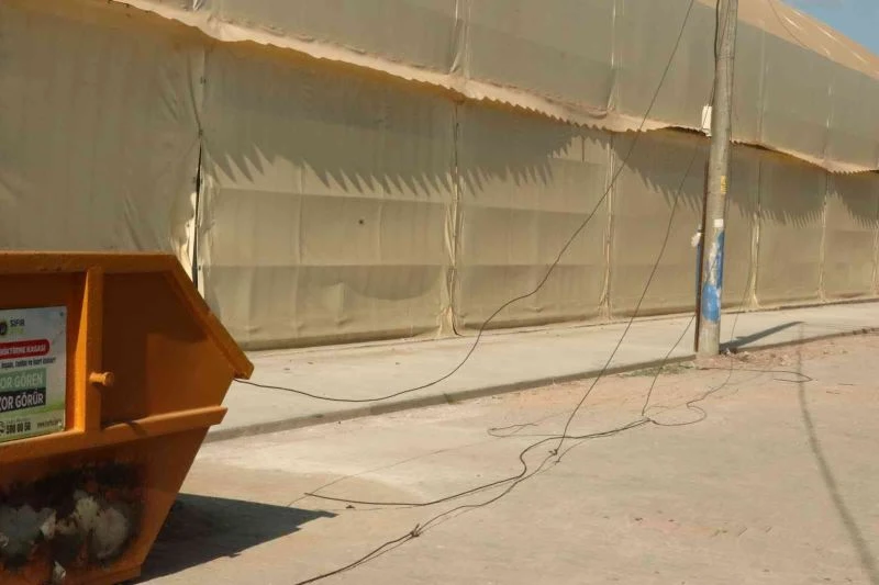 Metruk binanın yıkımı yapılırken düşen tahta parçası elektrik tellerini kopardı
