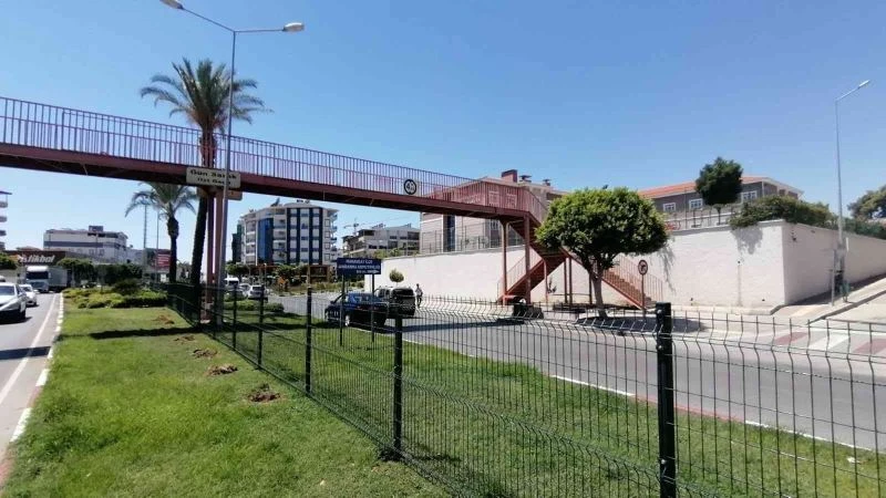 Kazaların yaşandığı refüje tel örgü çekildi
