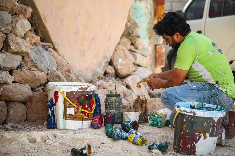 İdlibli sanatçılar Rukban kampında yaşanan susuzluğa duvar resmiyle dikkat çekti
