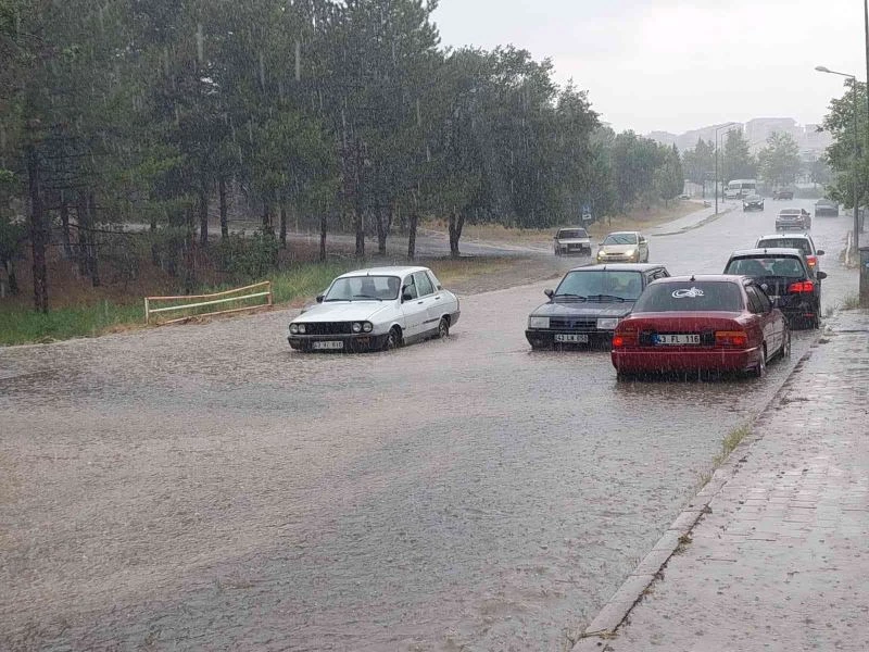 Araçlar sel sularında mahsur kaldı
