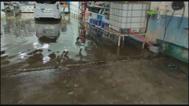 Sandıklı’da sağanak yağış sonrası çok sayıda iş yerini su bastı
