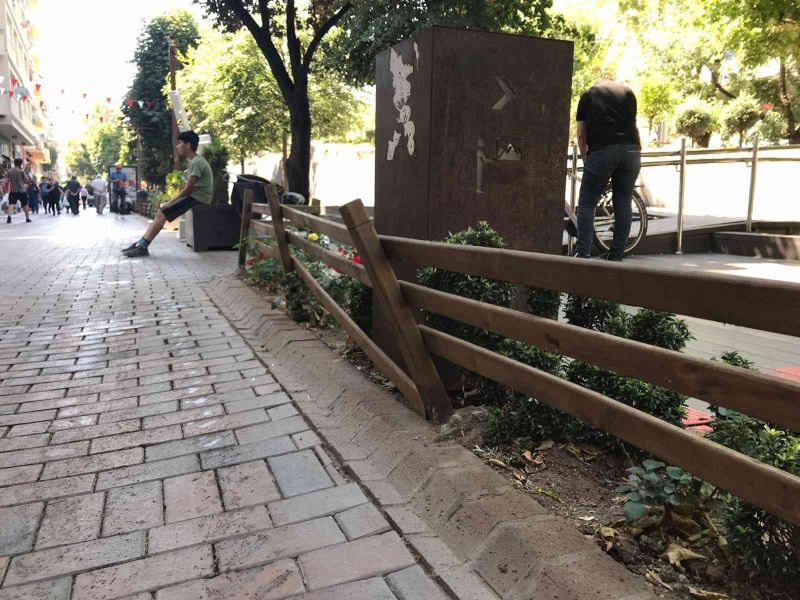 Kırılmış çitler Hamamyolu’nda görüntü kirliliğine sebep oluyor
